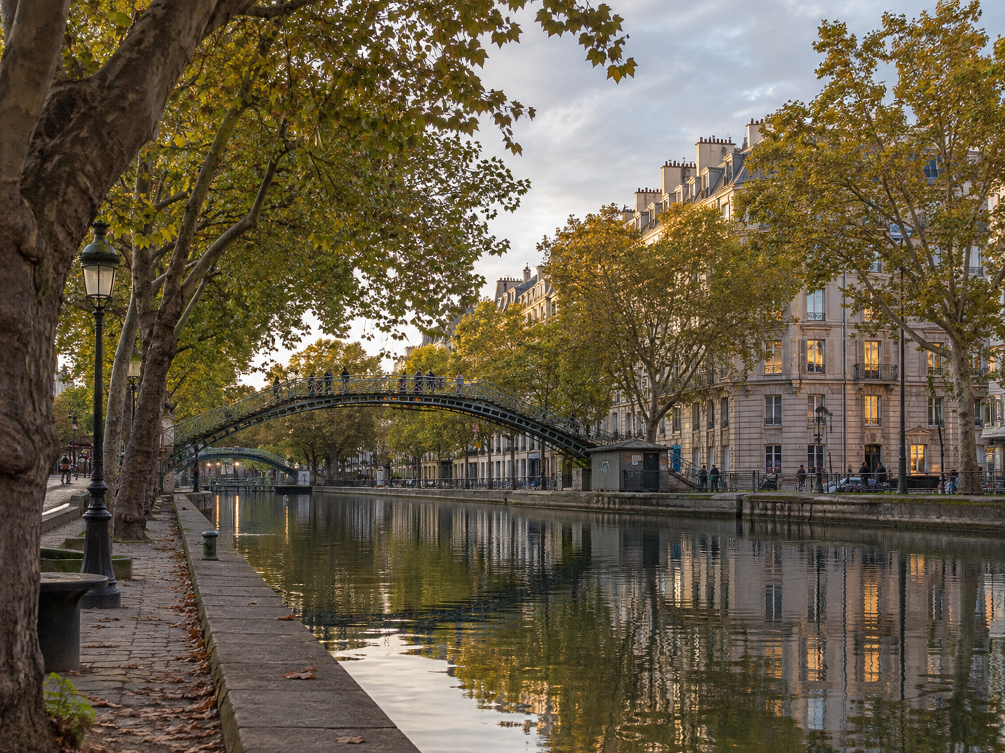 Une rue parisienne au petit matin avec la tour Eiffel au loin